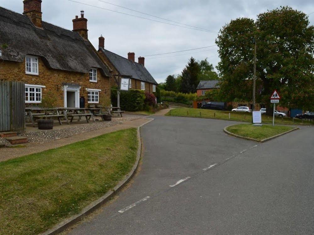 The Windmill Inn Badby Exterior foto